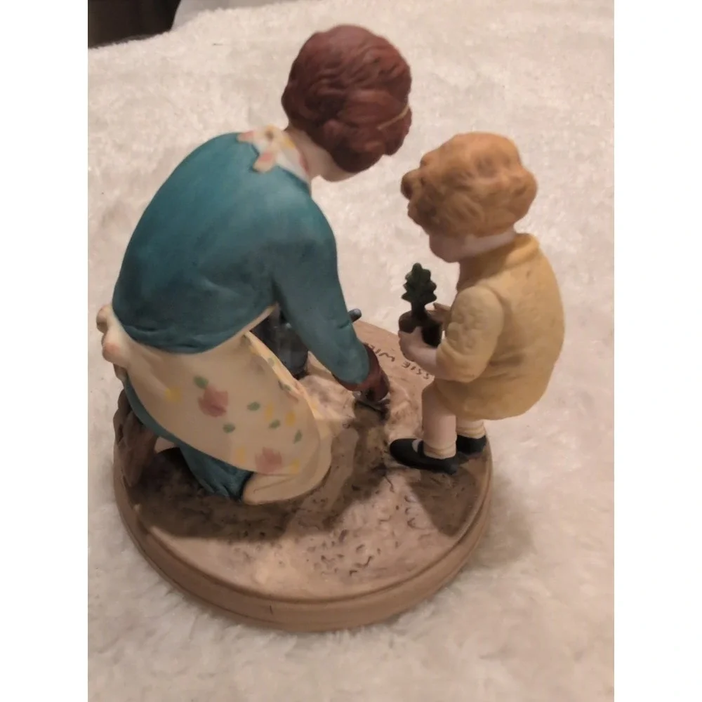 1986 Avon "Helping Mom" Figurine VTG Porcelain  Jessie Willcox Smith Mothers Day - Picture 5 of 6